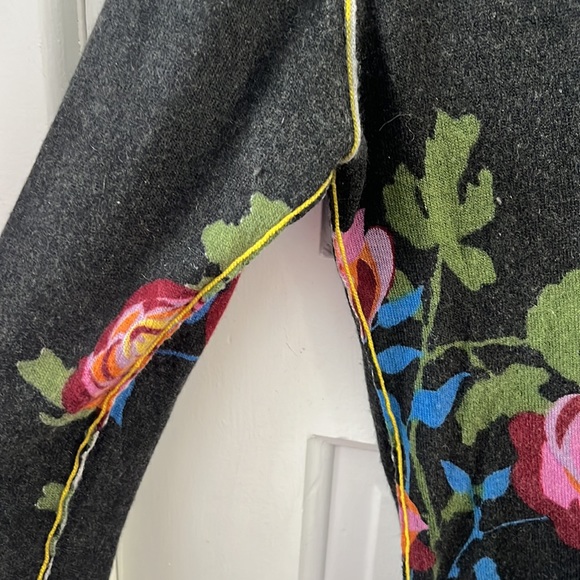 Knitwit 100% Cashmere Rose Blossom V-Neck sweater - Picture 5 of 8